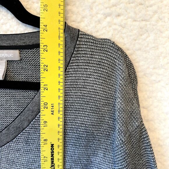BANANA REPUBLIC Pullover V-Neck Gray Knit Sweater Women's Size‎ XS Silk Blend - Picture 7 of 9